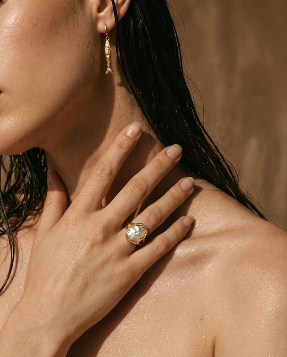 Vintage Irregular White Shell Adjustable Ring - Image 2